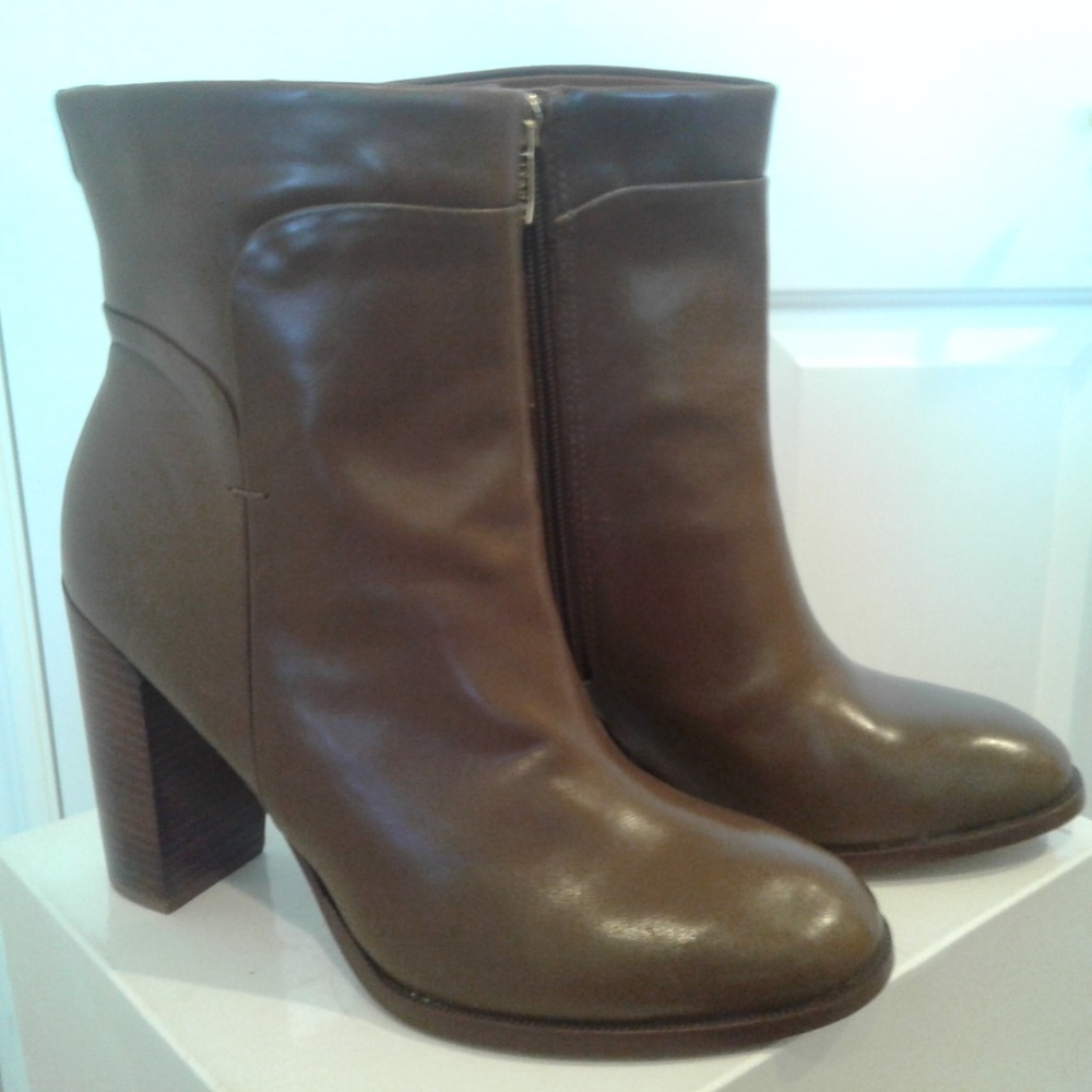 IVANKA TRUMP ANKLE BOOTIES SIZE 8
